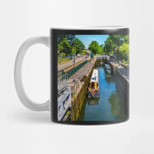 Narrowboats in Boulters Lock, Maidenhead Mug